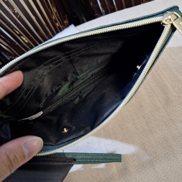 Liz Claiborne Phone Charging Wallet Wristlet Emerald Green RFID Data Protection - Picture 6 of 16